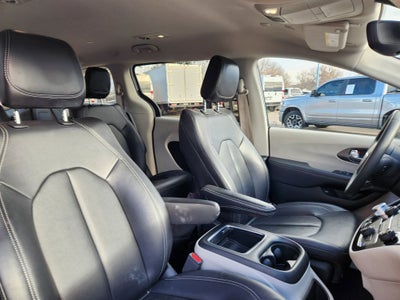 2024 Chrysler Pacifica Hybrid Select