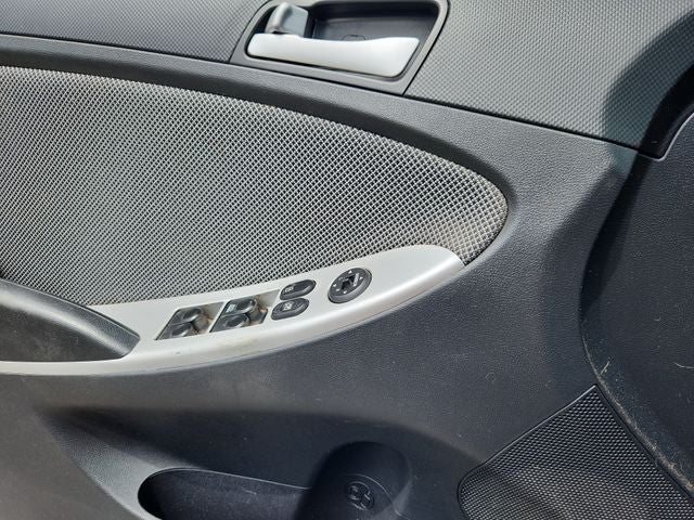 2012 Hyundai Accent 5-Door GS