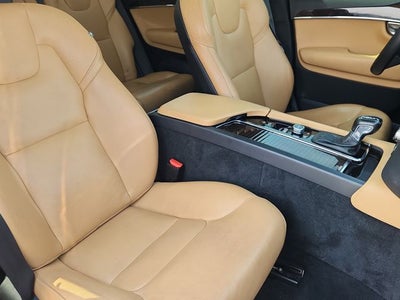 2016 Volvo XC90 T6 Momentum